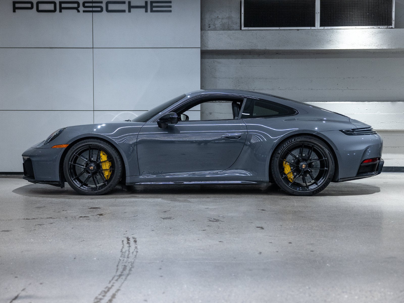 2025 Porsche 911 911 Carrera 4 GTS