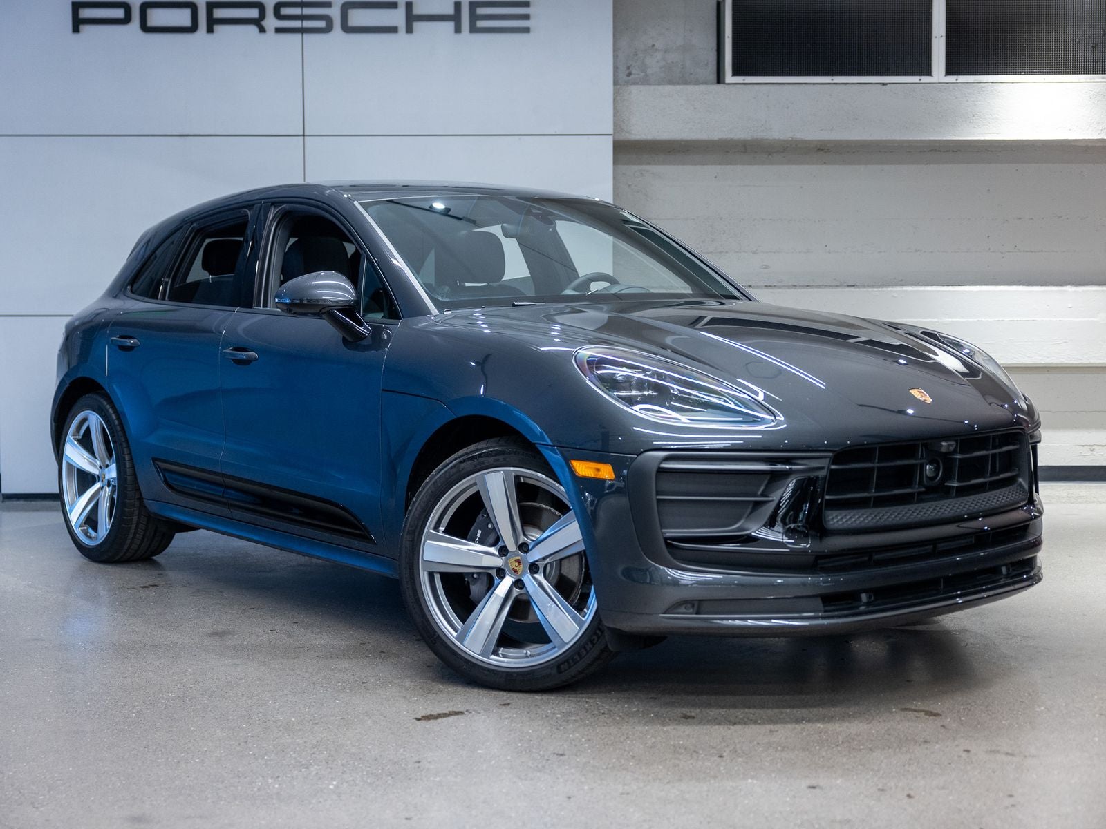 2025 Porsche Macan Base