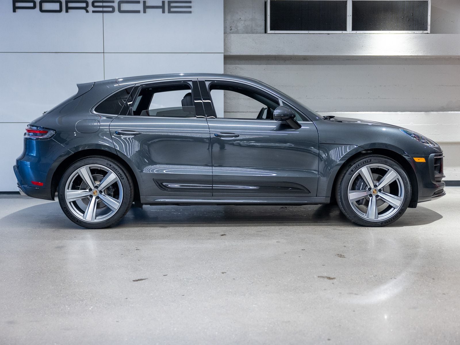 2025 Porsche Macan Base