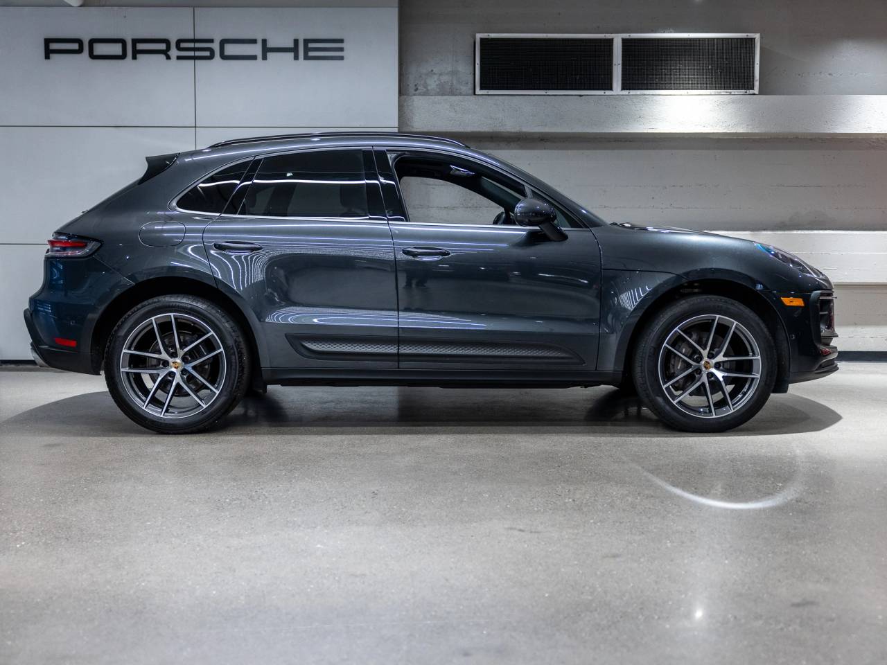 2022 Porsche Macan Base