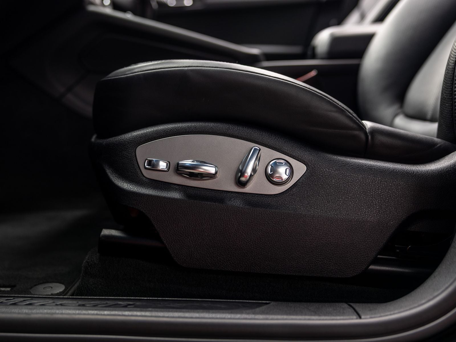 2023 Porsche Macan Base