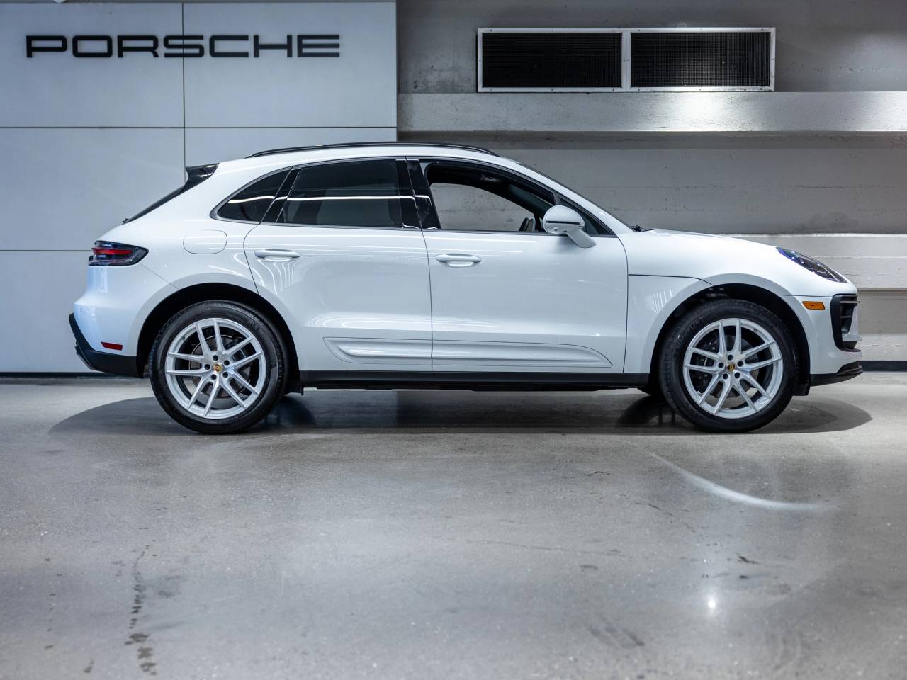 2025 Porsche Macan Base