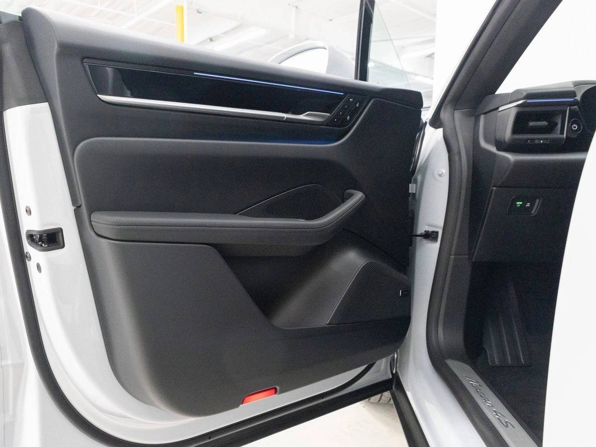 2025 Porsche Macan 4S Electric