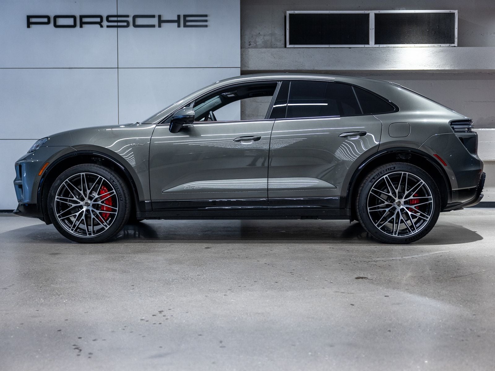 2025 Porsche Macan Macan Turbo Electric