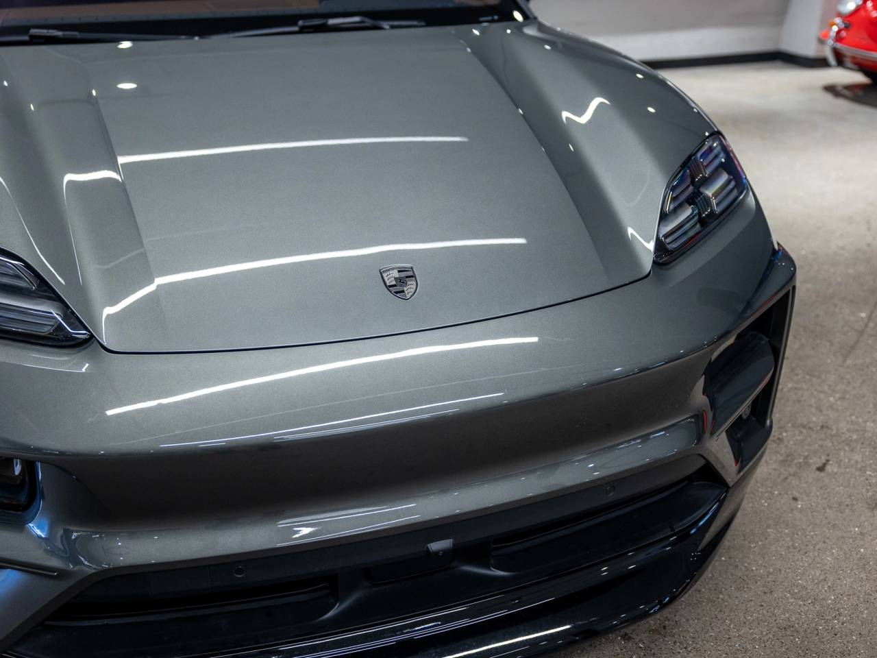 2025 Porsche Macan Macan Turbo Electric