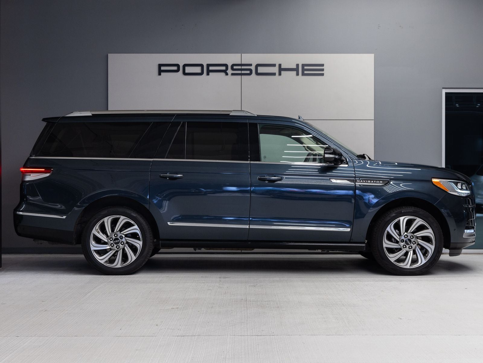 2022 Lincoln Navigator L Reserve