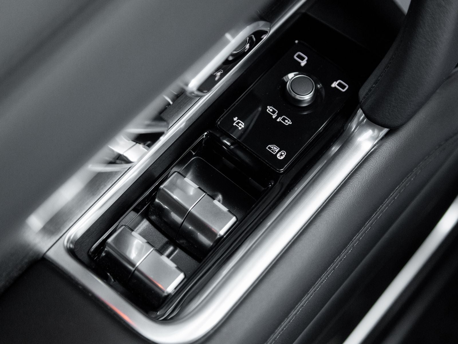 2025 Land Rover Range Rover Plug-In Hybrid SE