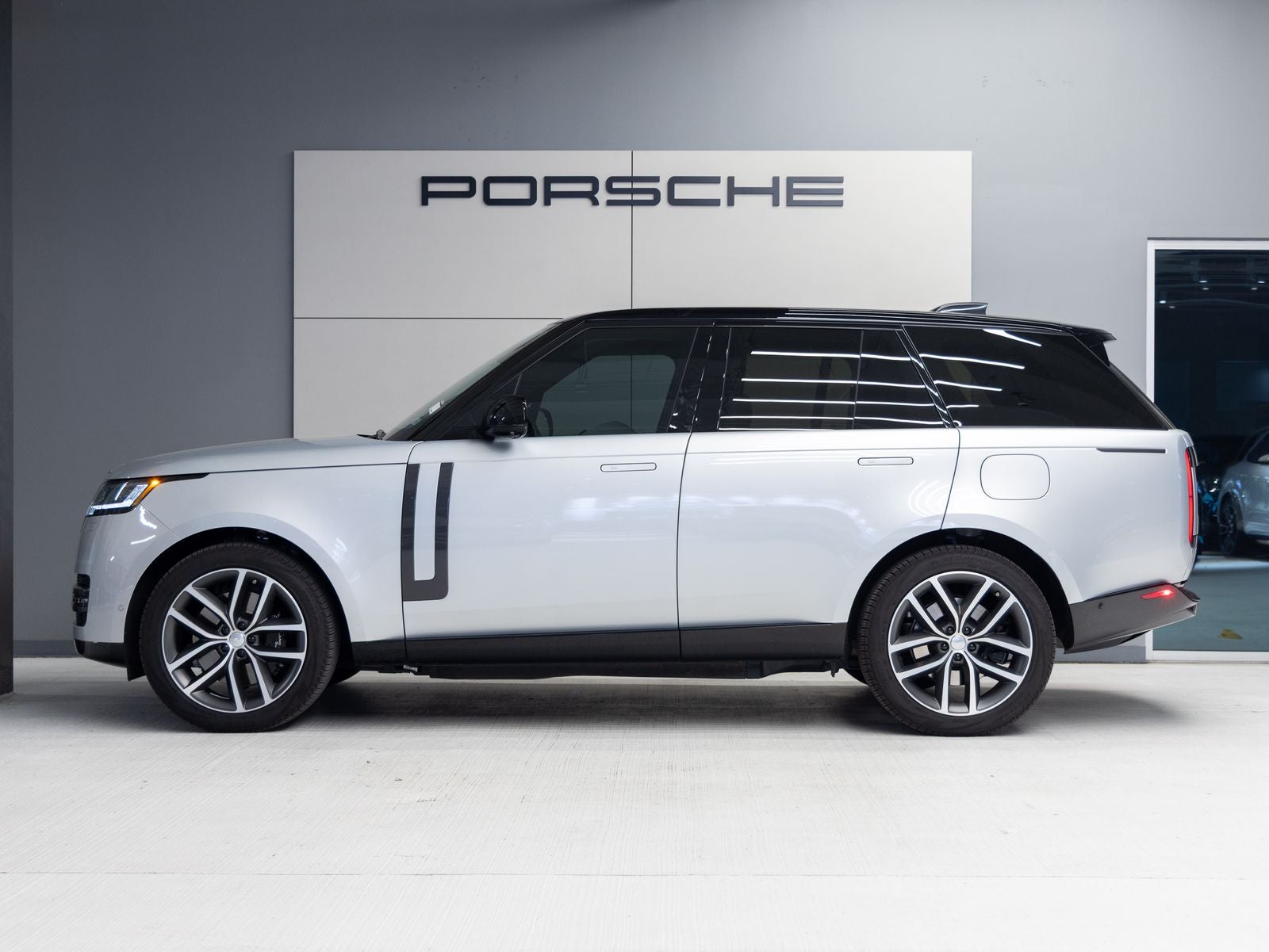 2025 Land Rover Range Rover Plug-In Hybrid SE