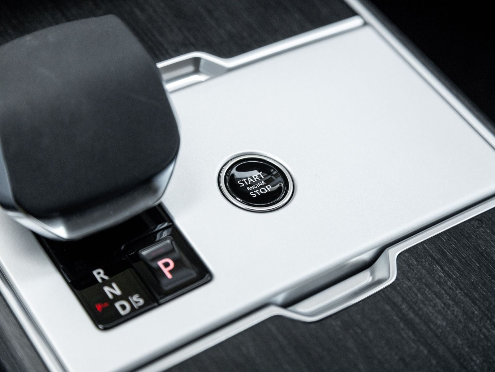 2025 Land Rover Range Rover Plug-In Hybrid SE