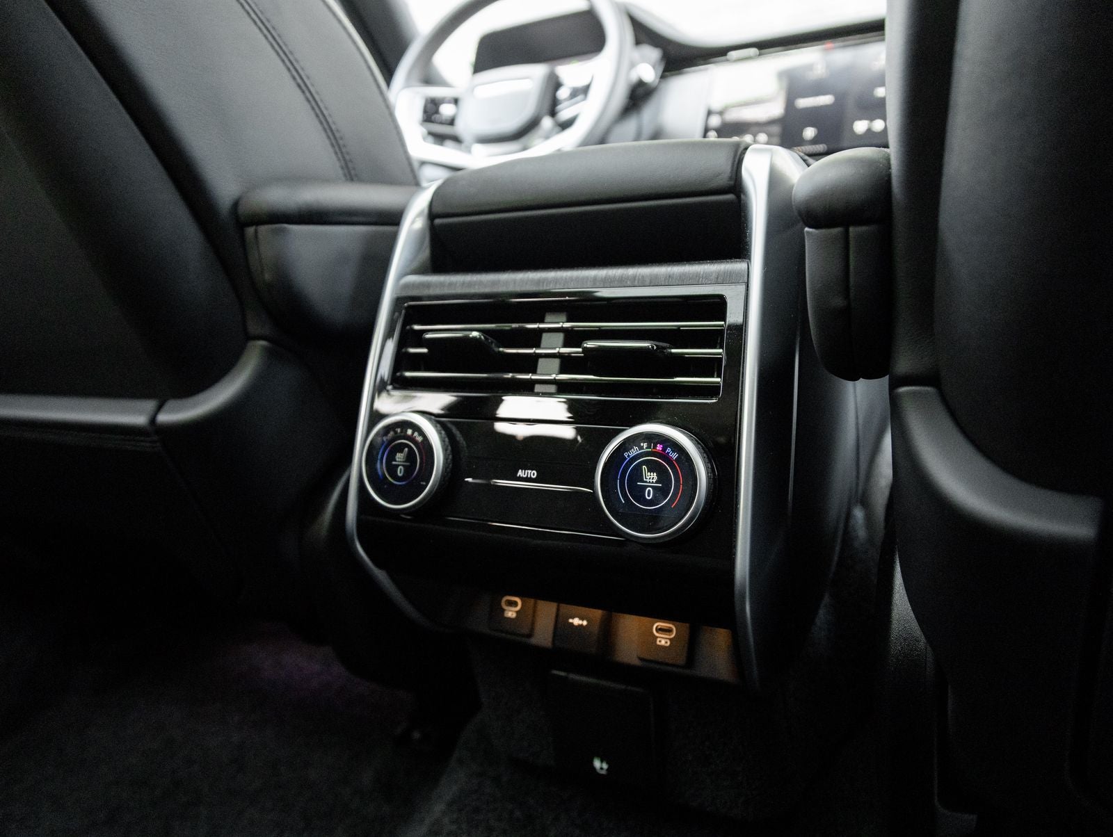 2025 Land Rover Range Rover Plug-In Hybrid SE