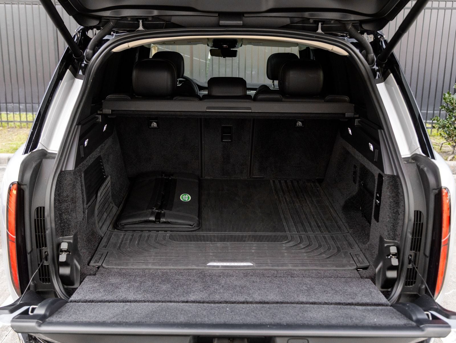 2025 Land Rover Range Rover Plug-In Hybrid SE