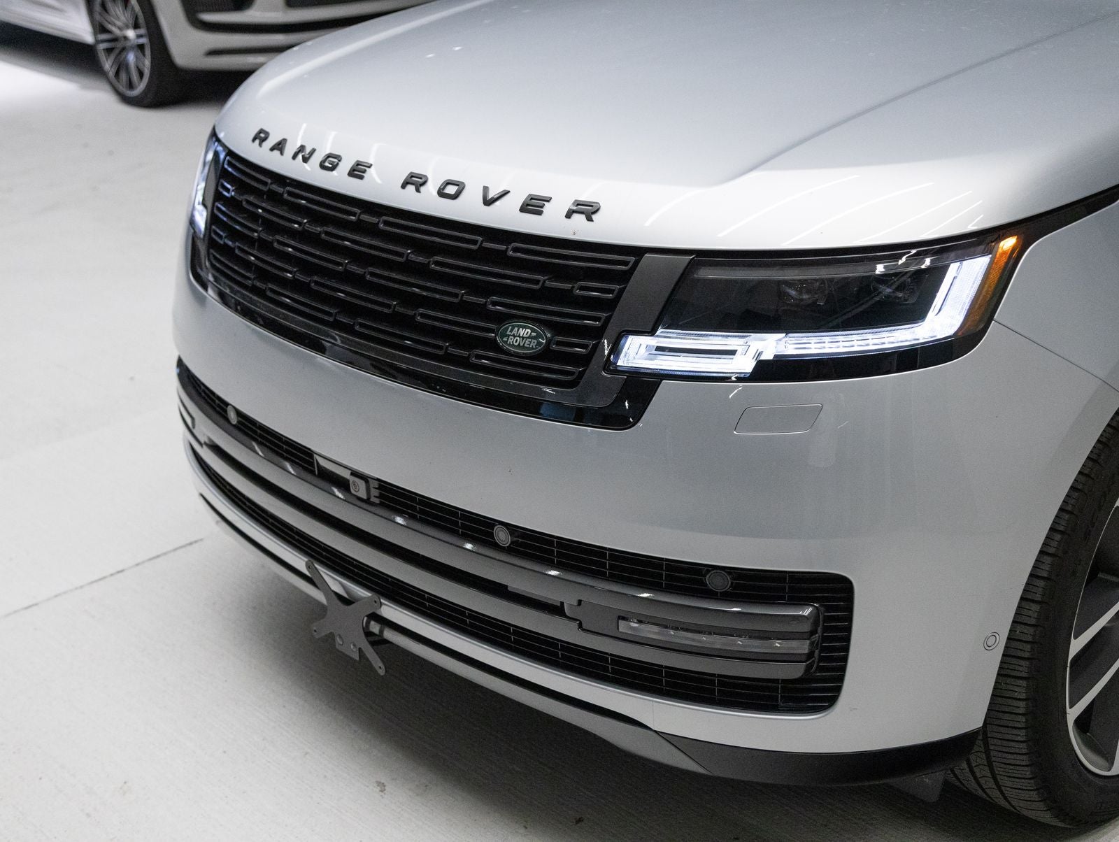 2025 Land Rover Range Rover Plug-In Hybrid SE