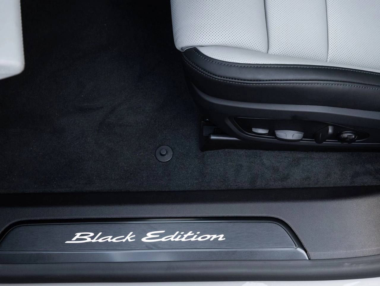 2026 Porsche Taycan 4 Black Edition