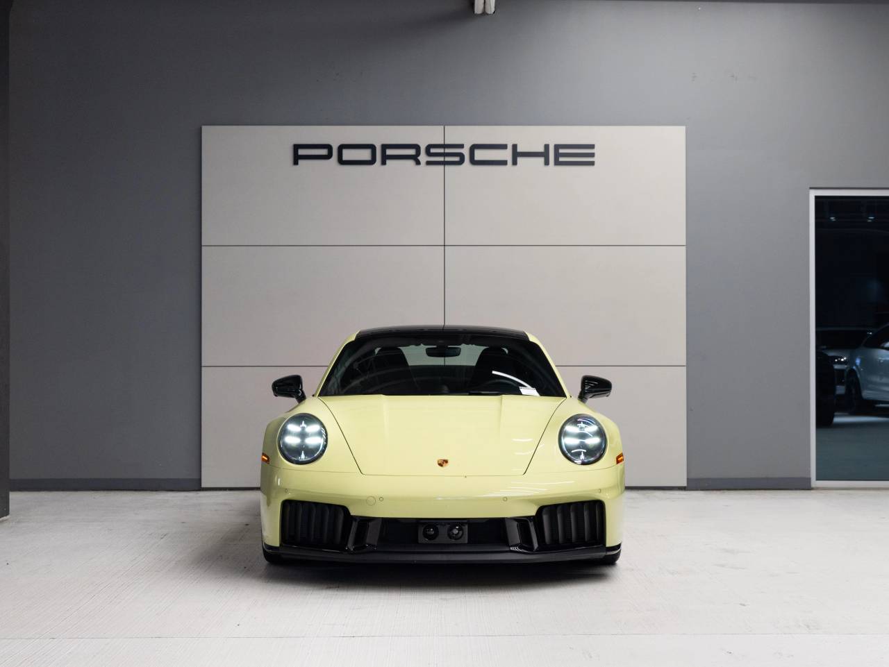 2025 Porsche 911 Carrera 4 GTS