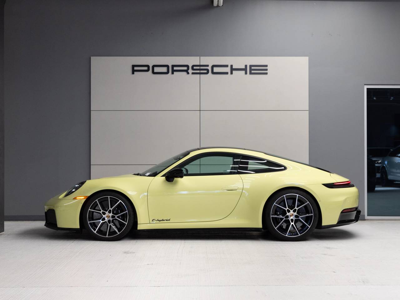 2025 Porsche 911 Carrera 4 GTS
