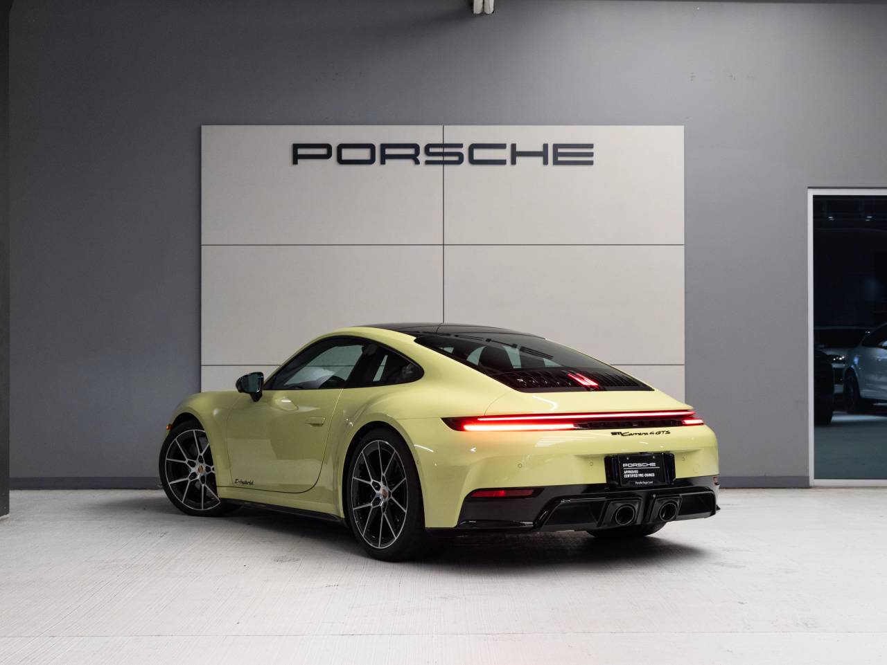 2025 Porsche 911 Carrera 4 GTS
