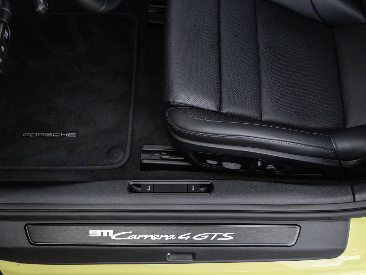 2025 Porsche 911 Carrera 4 GTS