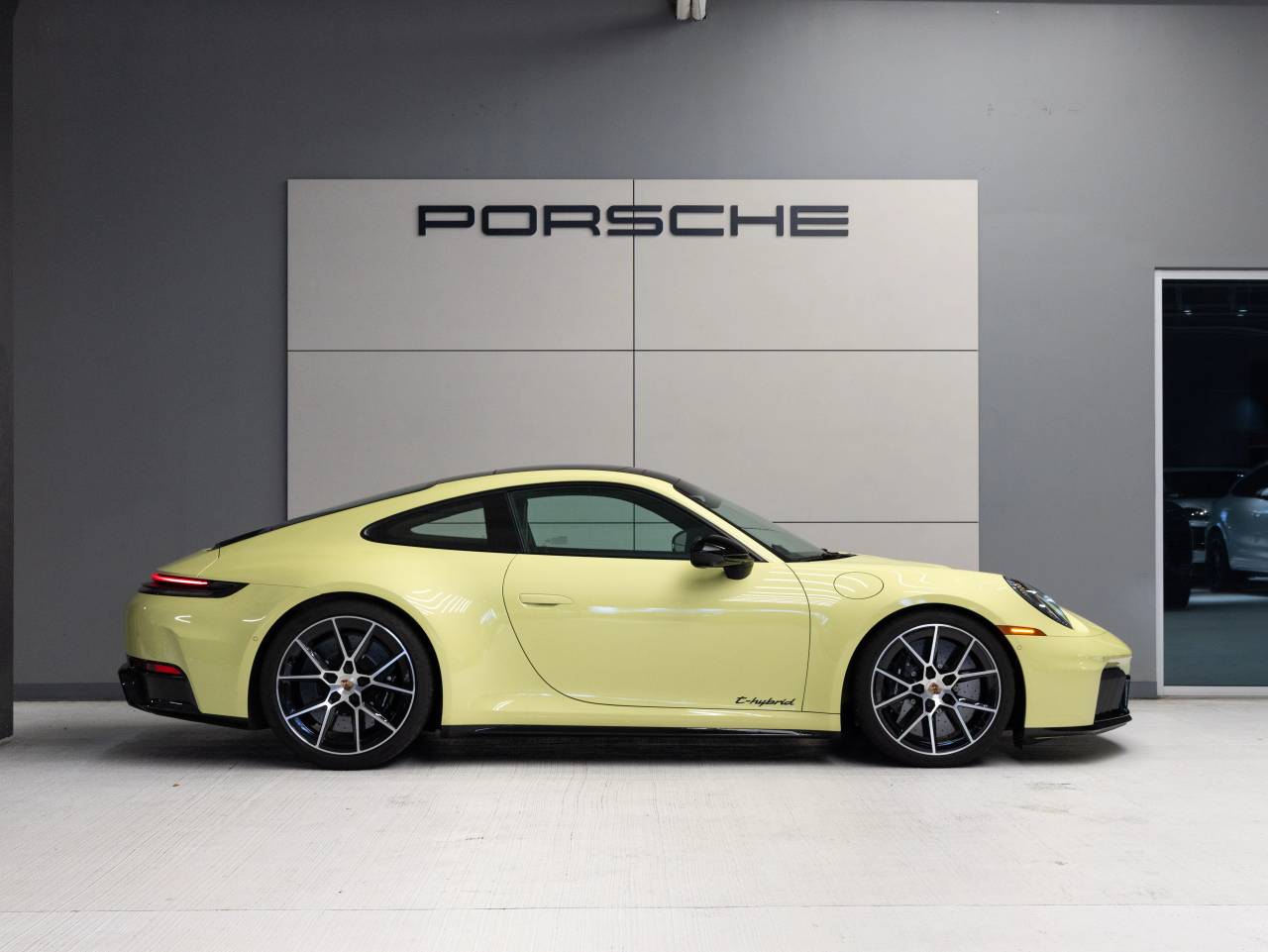 2025 Porsche 911 Carrera 4 GTS