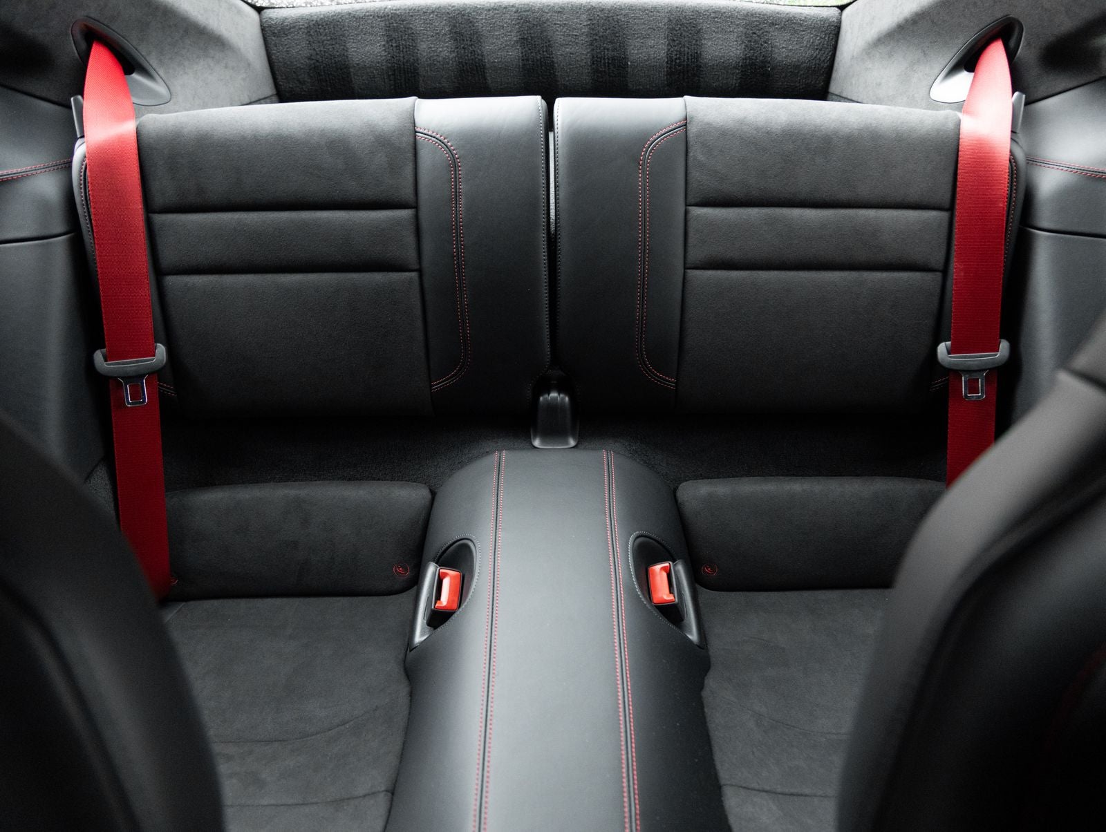 2025 Porsche 911 Carrera 4 GTS