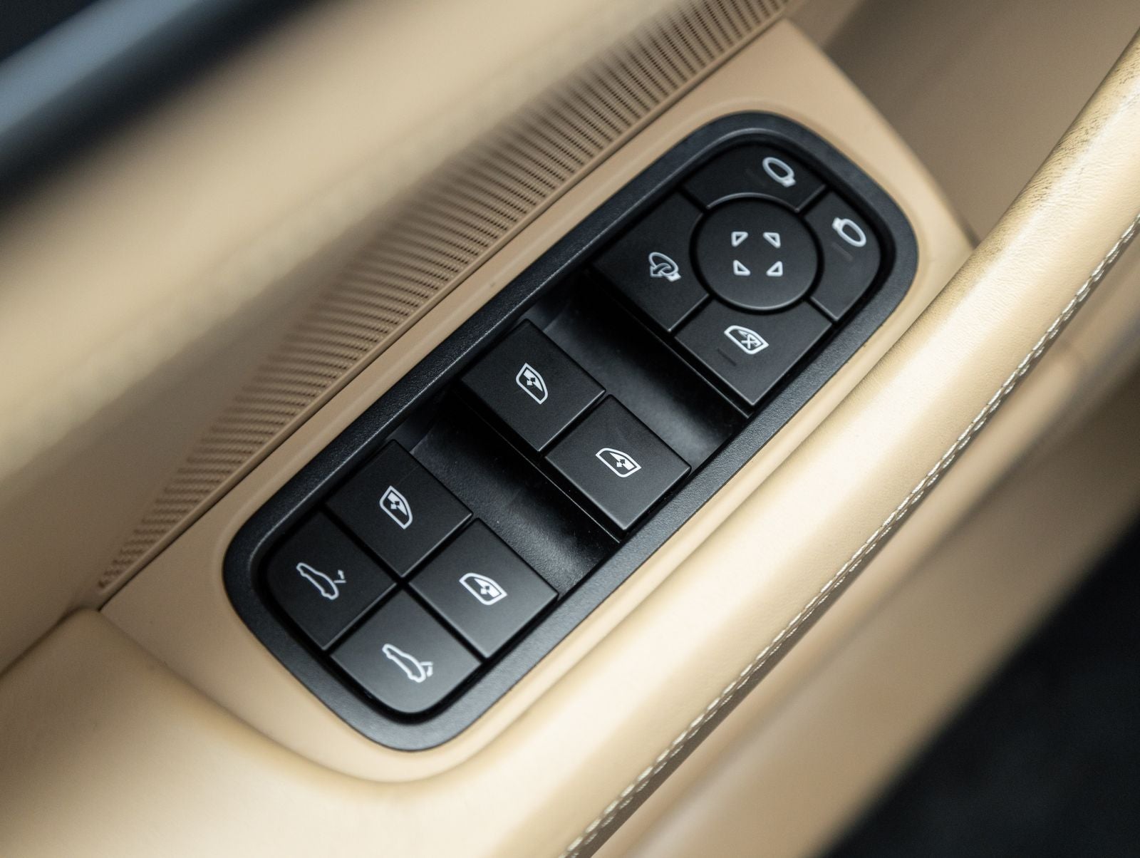 2023 Porsche Panamera 4 Platinum Edition