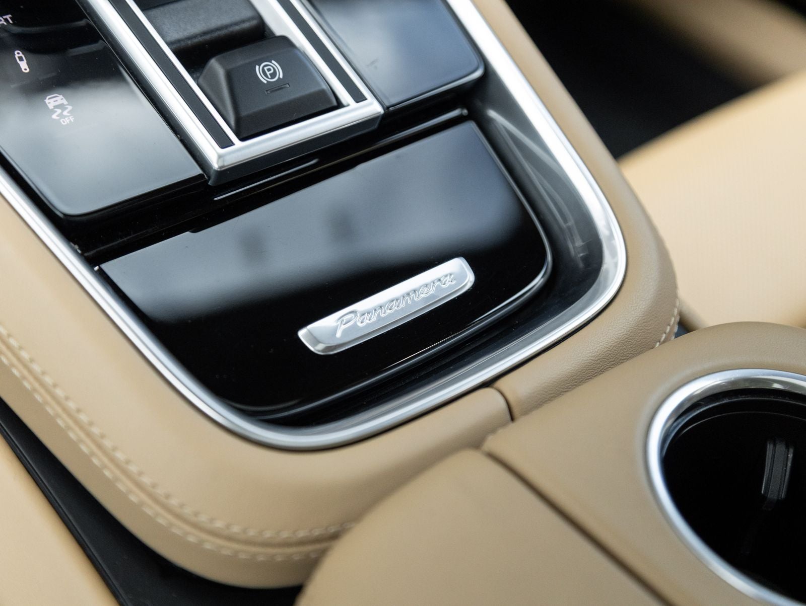 2023 Porsche Panamera 4 Platinum Edition