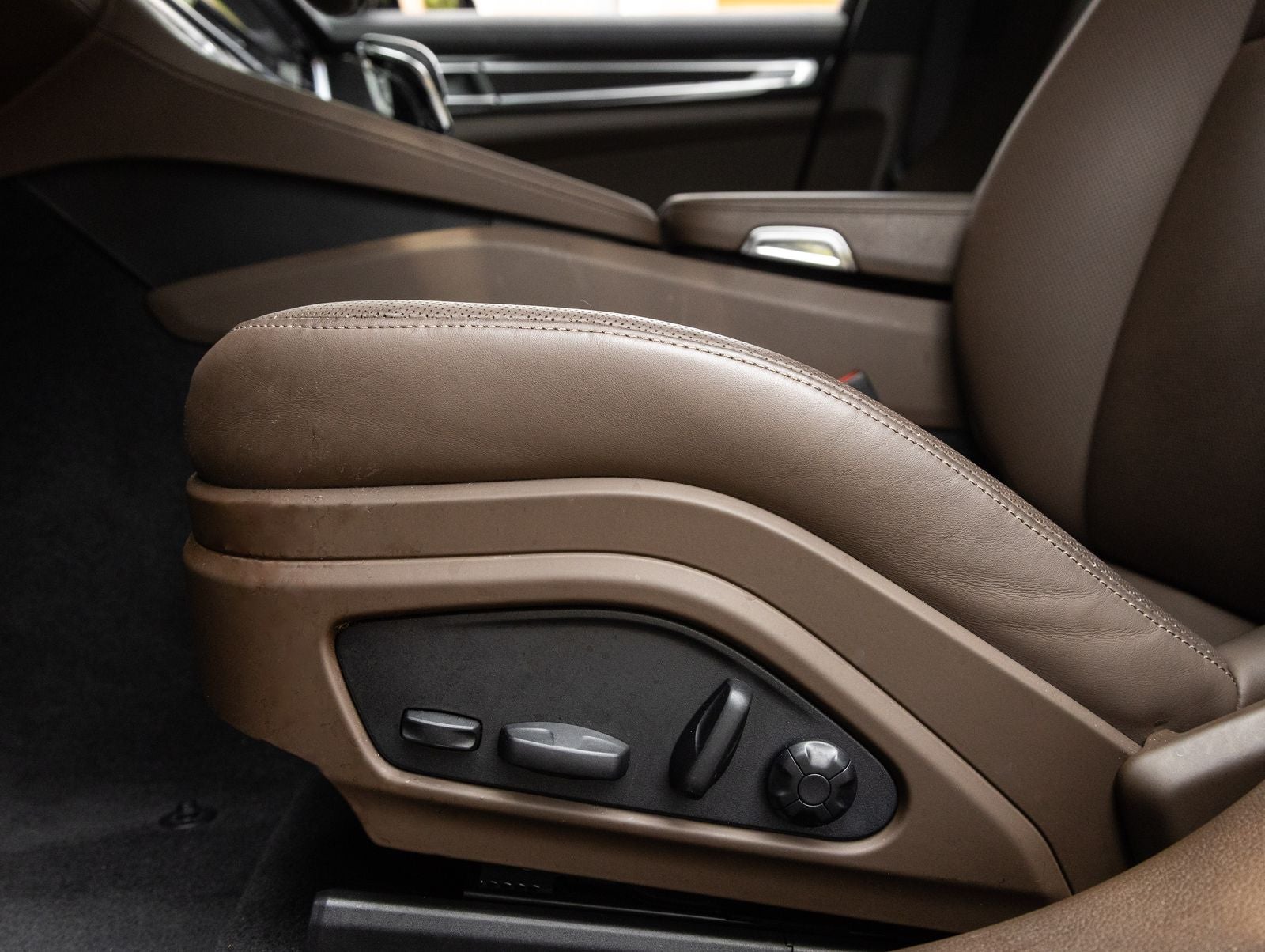 2023 Porsche Panamera 4 Platinum Edition