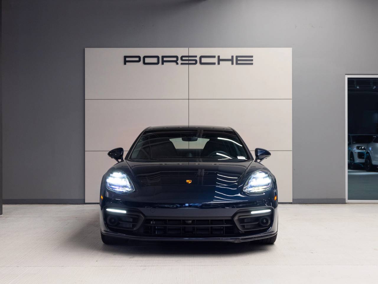 2023 Porsche Panamera 4 Platinum Edition