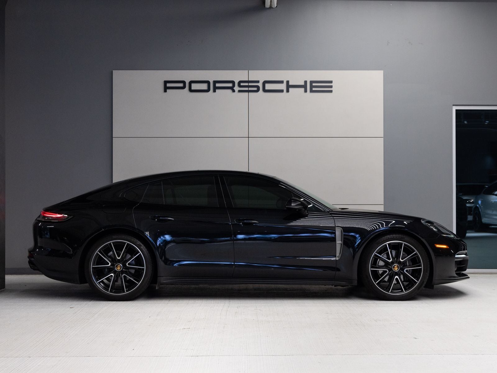 2023 Porsche Panamera 4 Platinum Edition