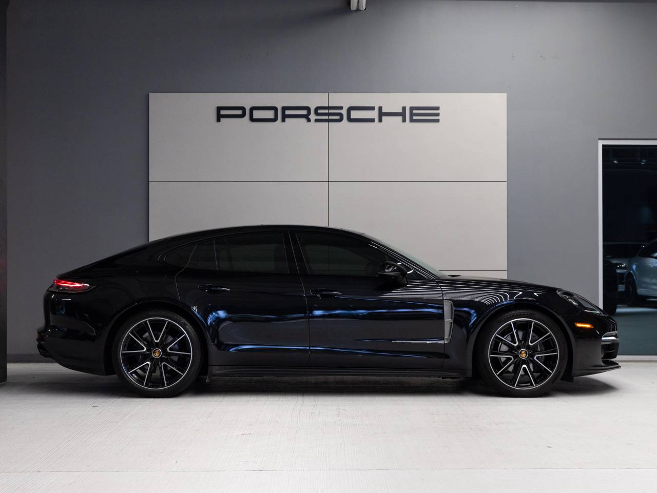 2023 Porsche Panamera 4 Platinum Edition