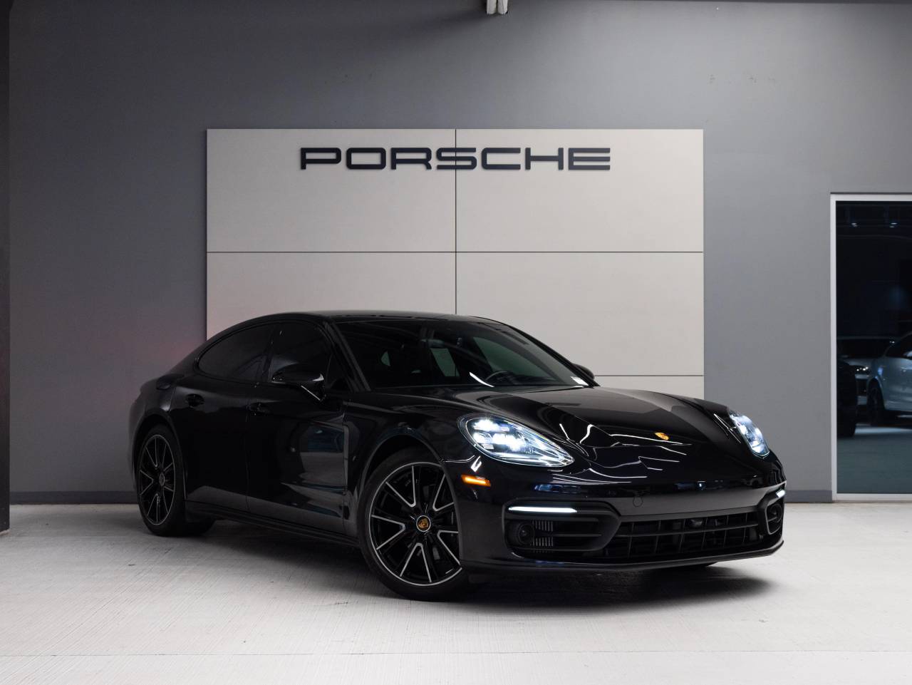 2023 Porsche Panamera 4 Platinum Edition