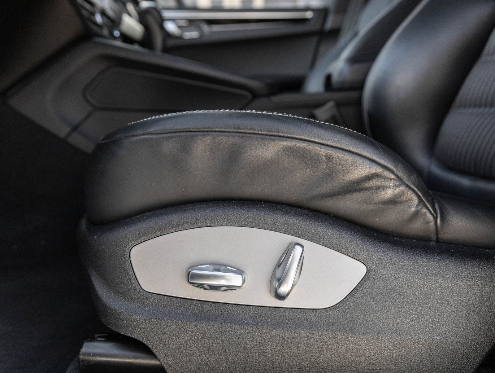 2024 Porsche Macan Macan T (MY24)