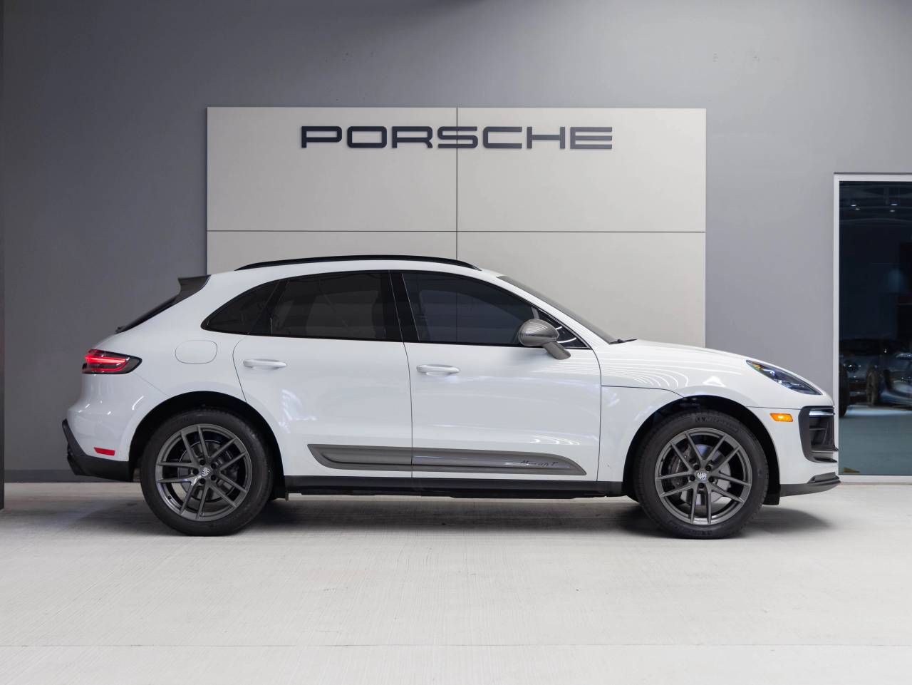 2024 Porsche Macan Macan T (MY24)