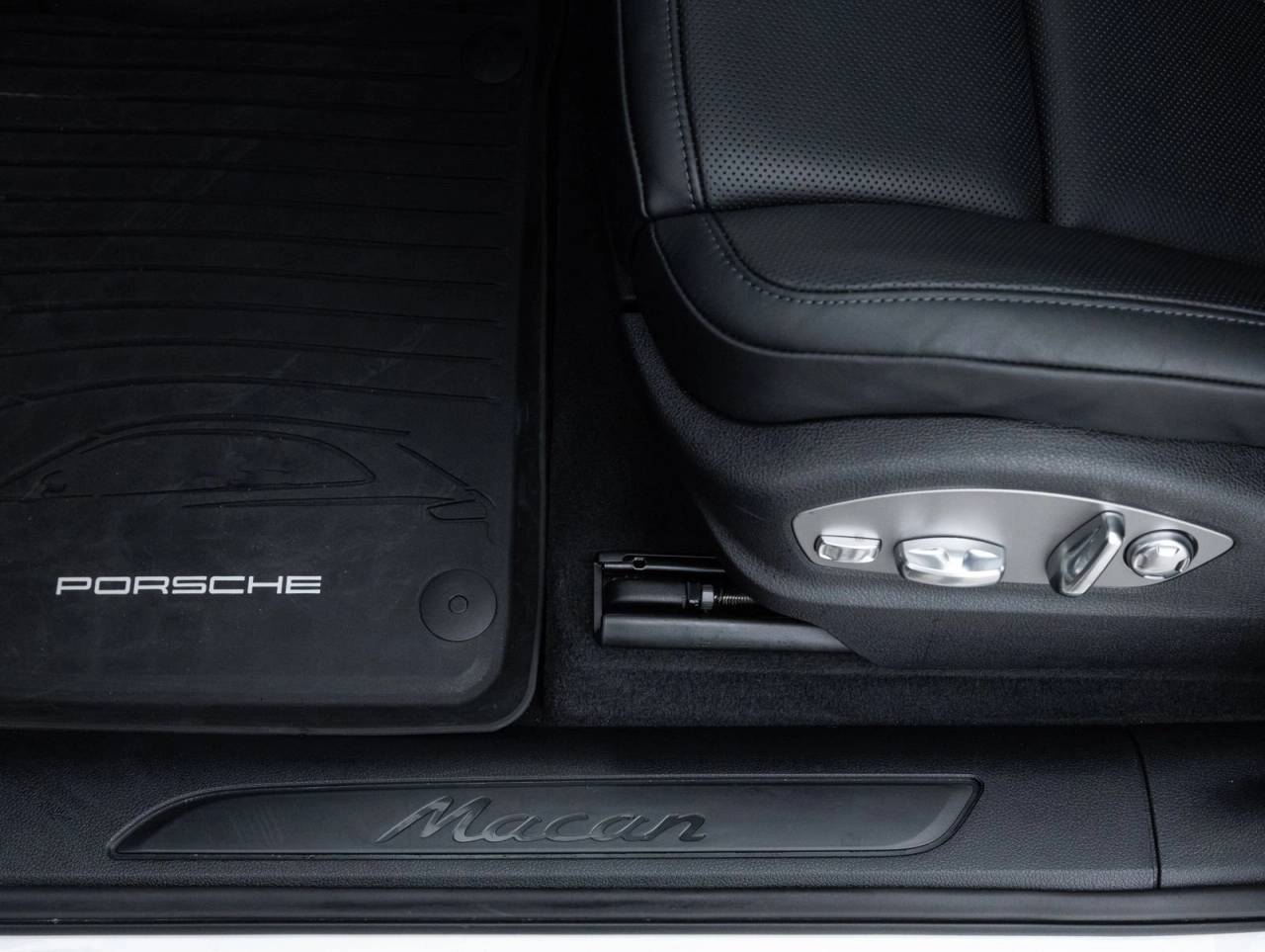 2026 Porsche Macan AWD