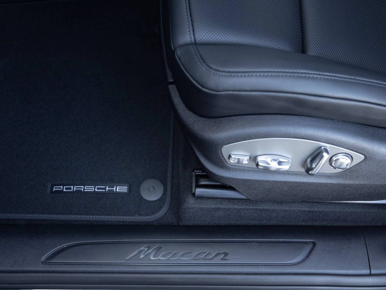 2026 Porsche Macan AWD