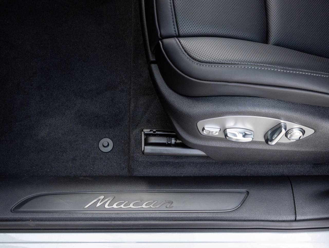 2026 Porsche Macan AWD