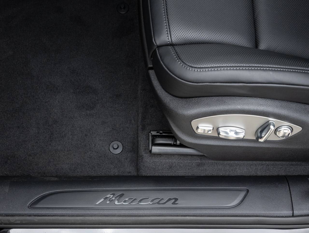 2026 Porsche Macan AWD