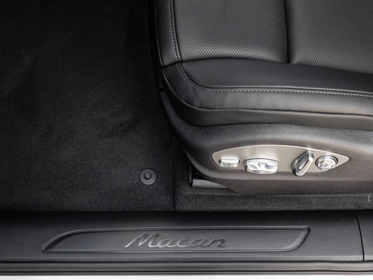 2026 Porsche Macan AWD