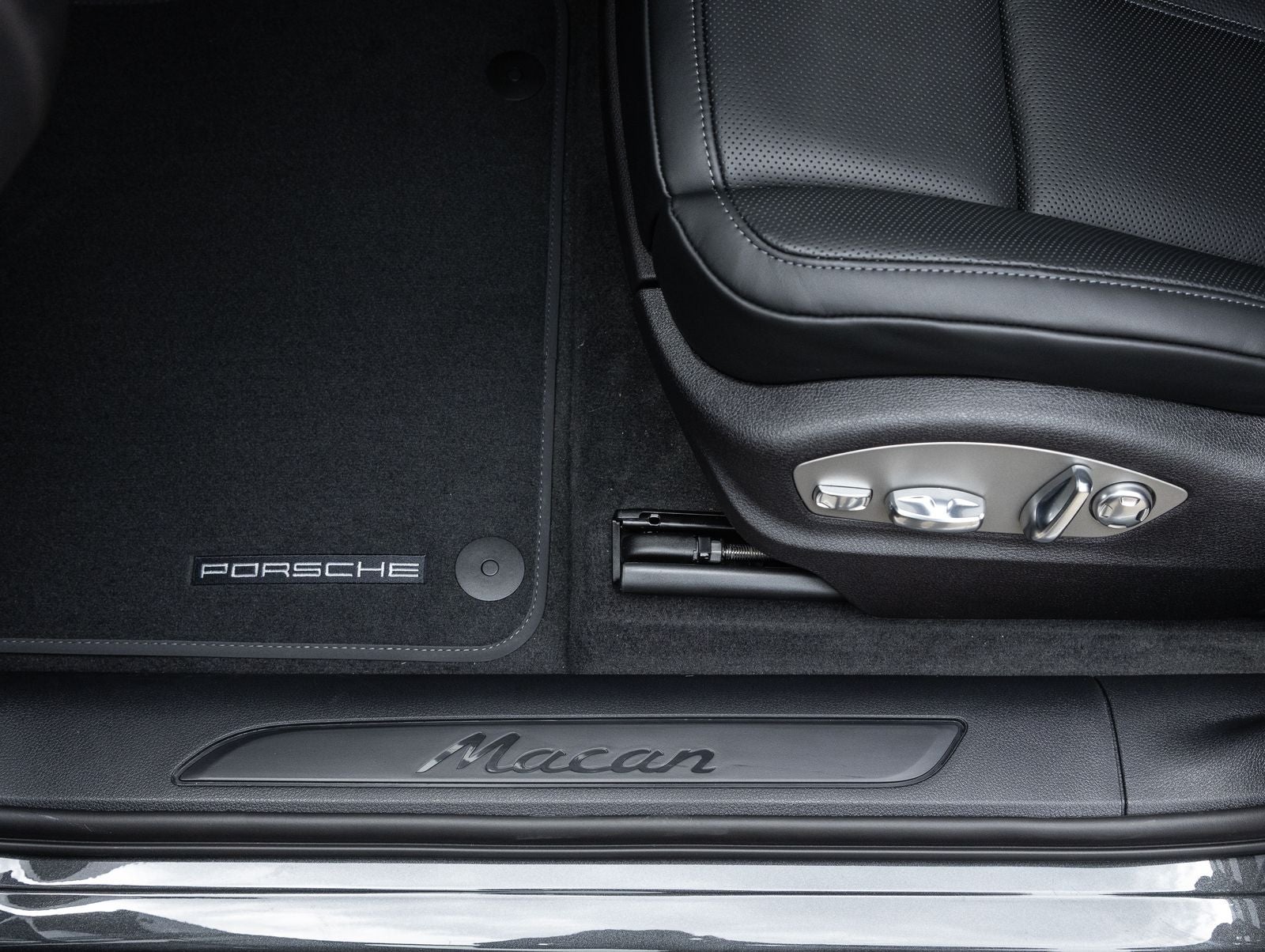 2026 Porsche Macan AWD