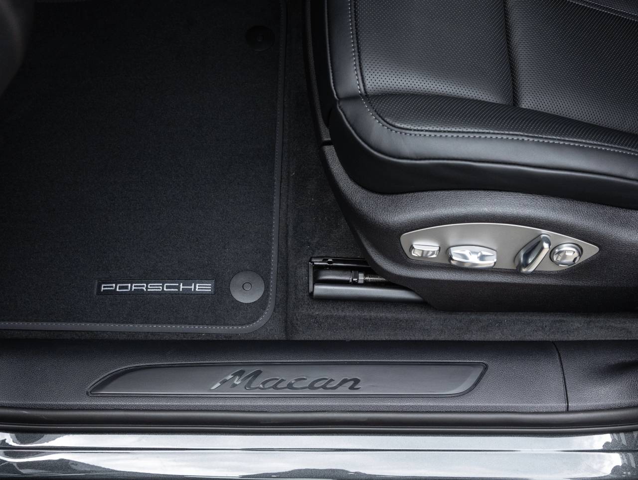 2026 Porsche Macan AWD