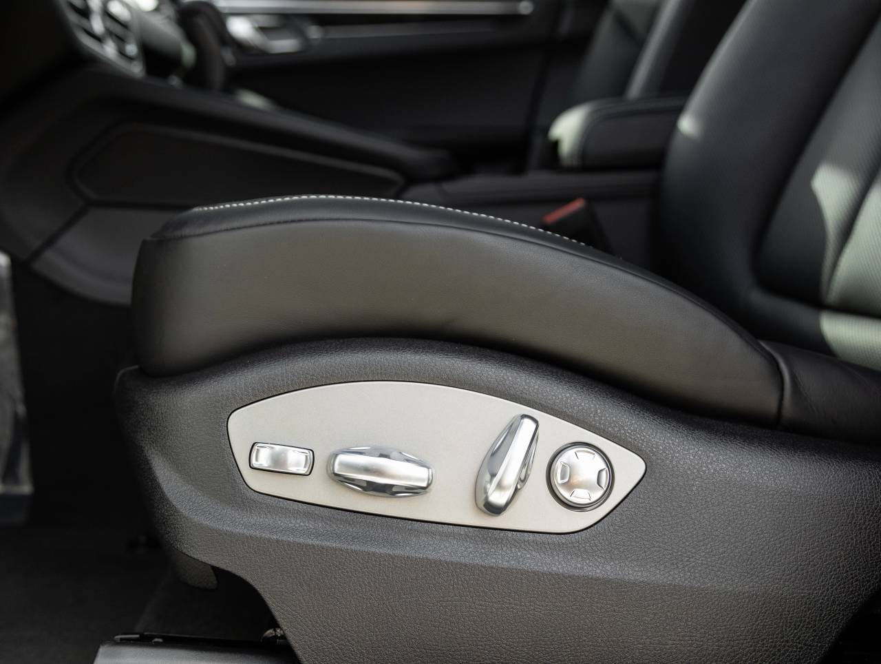 2025 Porsche Macan Macan T