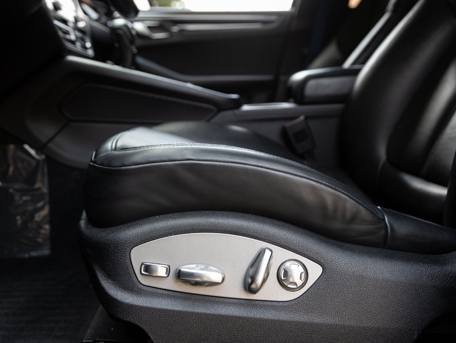 2023 Porsche Macan Macan T