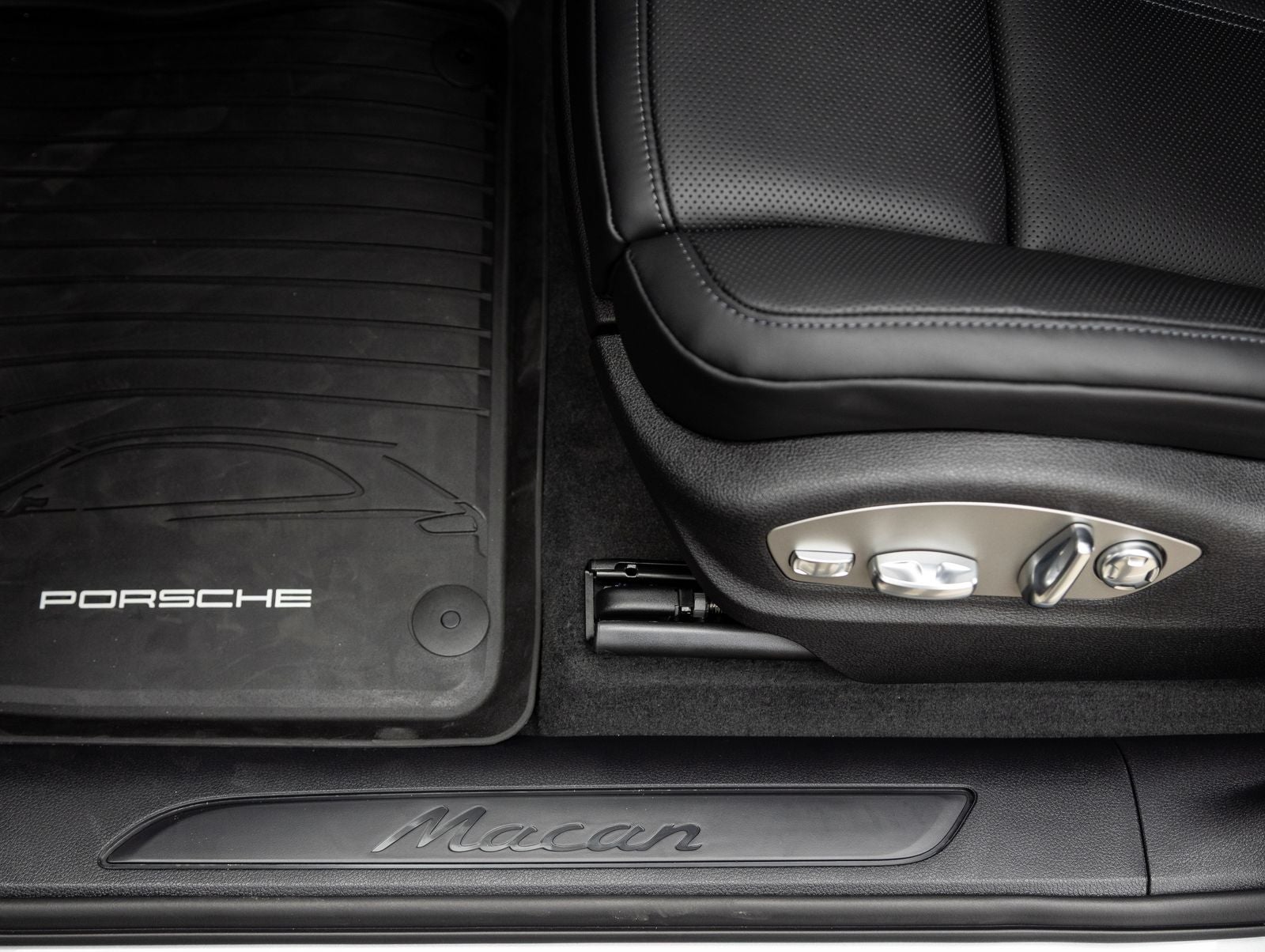 2026 Porsche Macan AWD