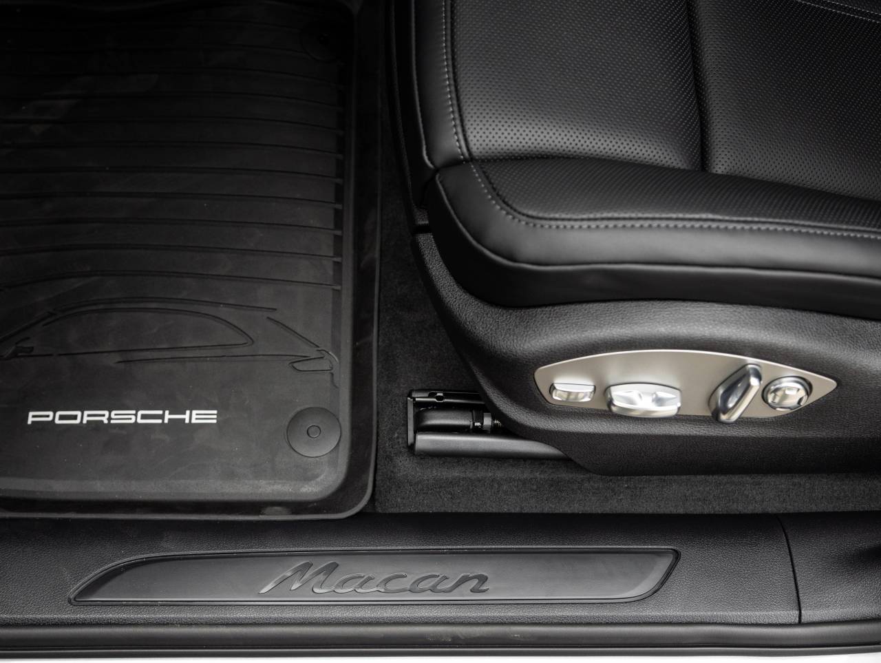 2026 Porsche Macan AWD