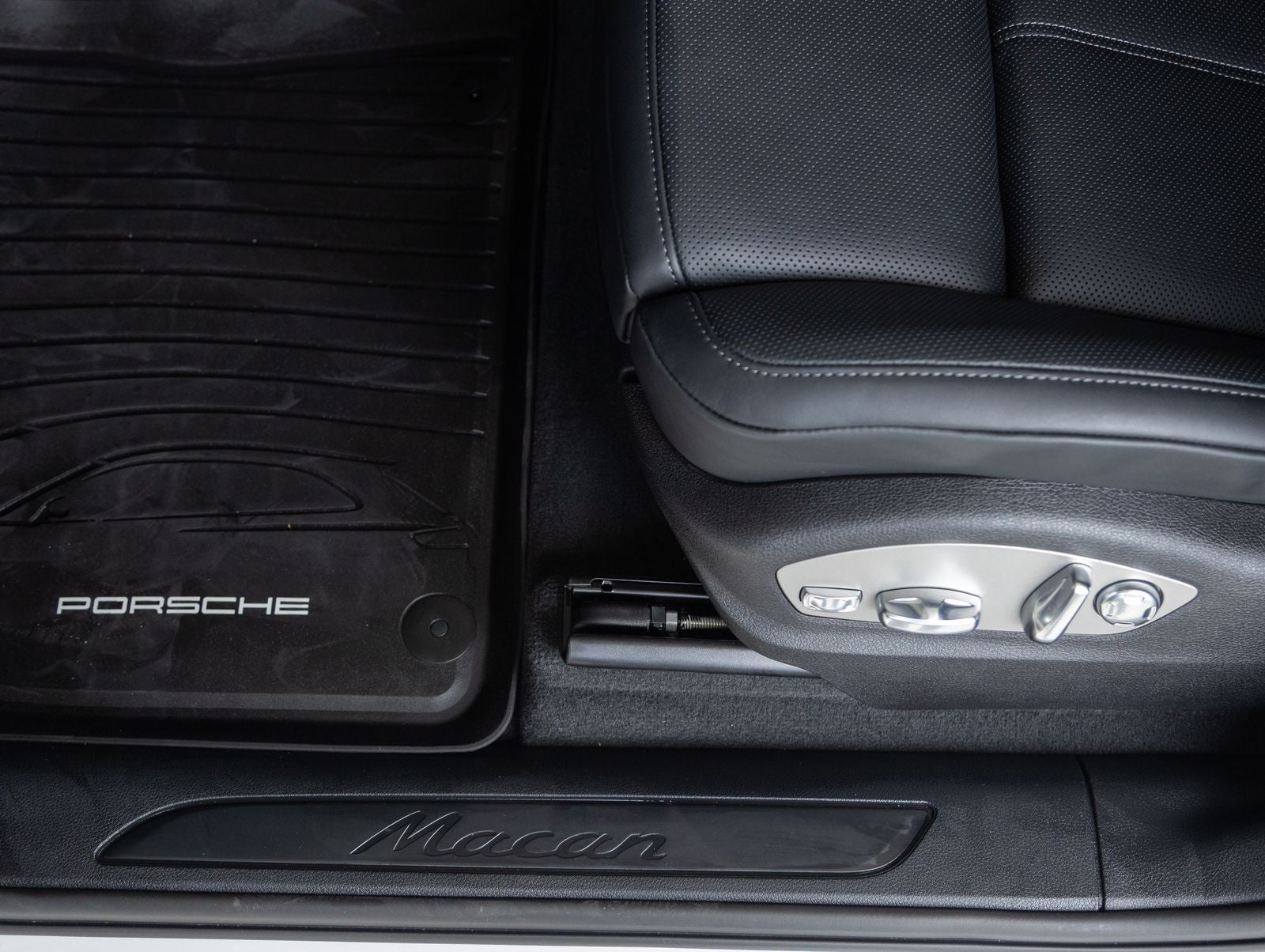 2026 Porsche Macan AWD