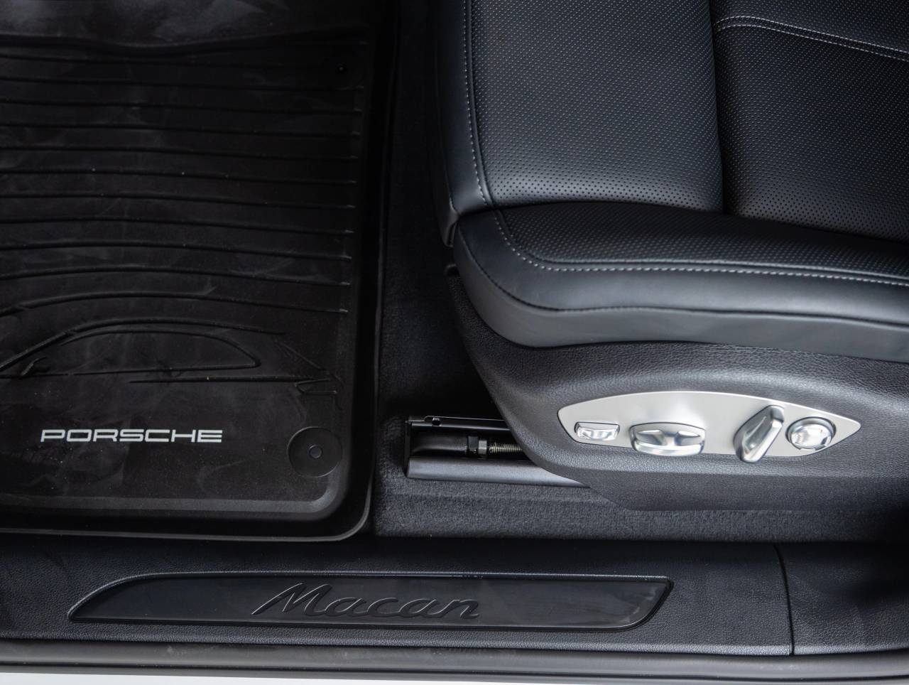 2026 Porsche Macan AWD