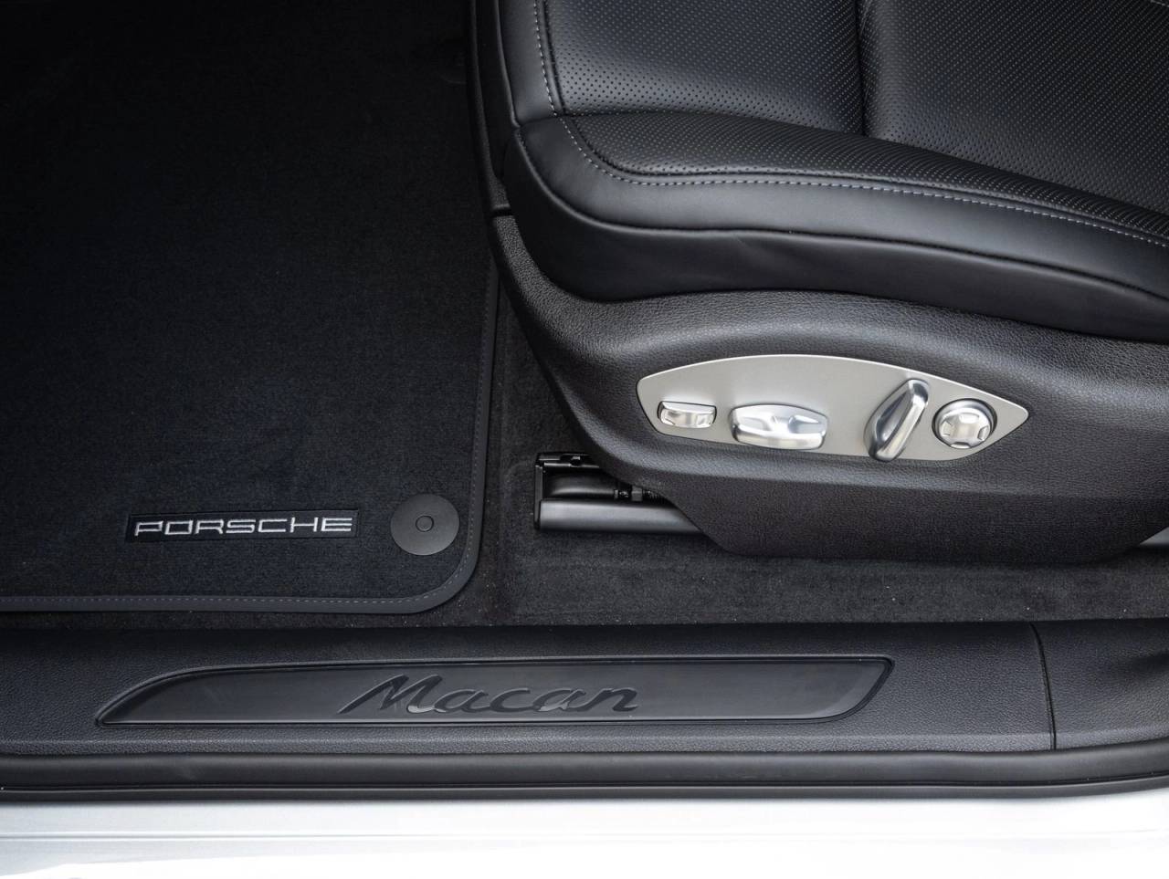 2026 Porsche Macan AWD