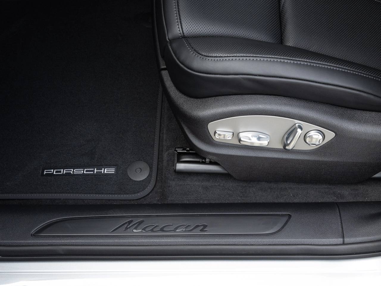 2026 Porsche Macan AWD