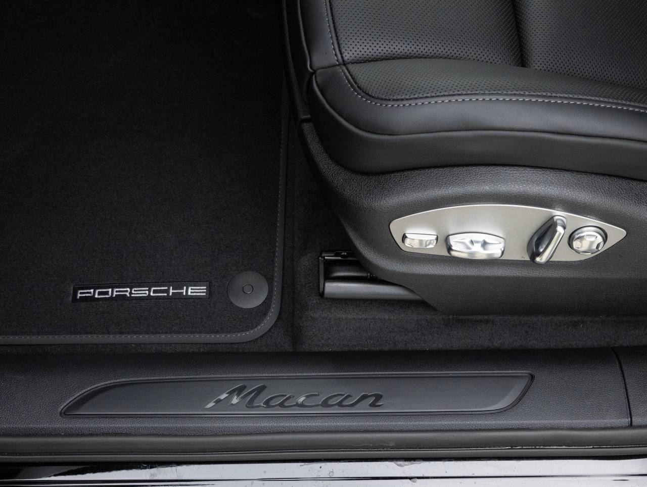2026 Porsche Macan AWD