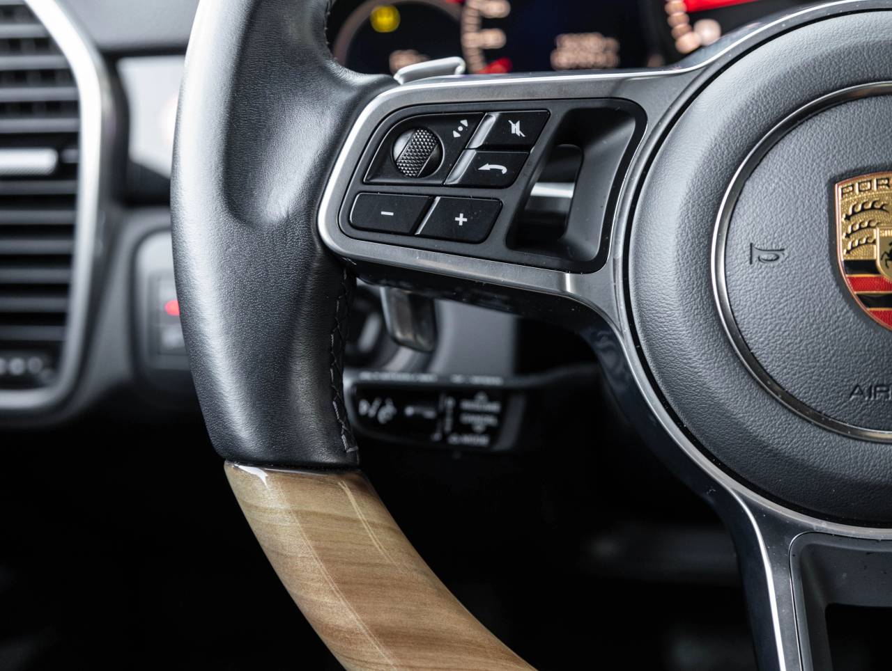 2023 Porsche Cayenne Cayenne Platinum Edition (MY23)