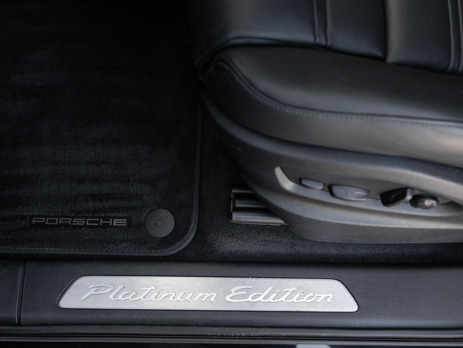 2022 Porsche Cayenne Cayenne Platinum Edition (MY22)